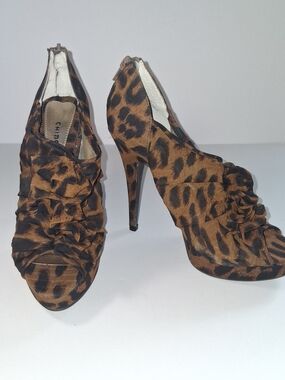 CHINESE LAUNDRY Leopard-Print Ruffle Peep-Toe Heels Women's Size 6.5 M